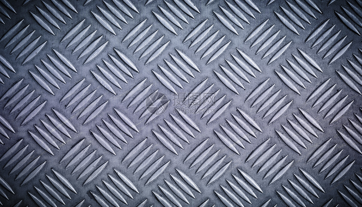 最担心的事还是发生了!印度24岁男子蹦极时牵引绳突然断裂重重砸在铁皮屋顶上致严重骨折现场画面曝光